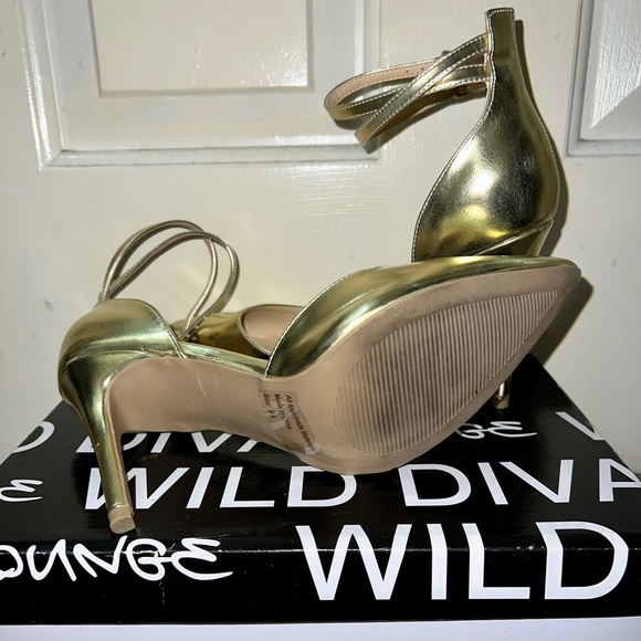 Gold Closed Toe Heels - Picture 4 of 5